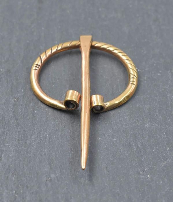 Kleine Wikinger Ringfibel mit eingerollten Enden aus Bronze